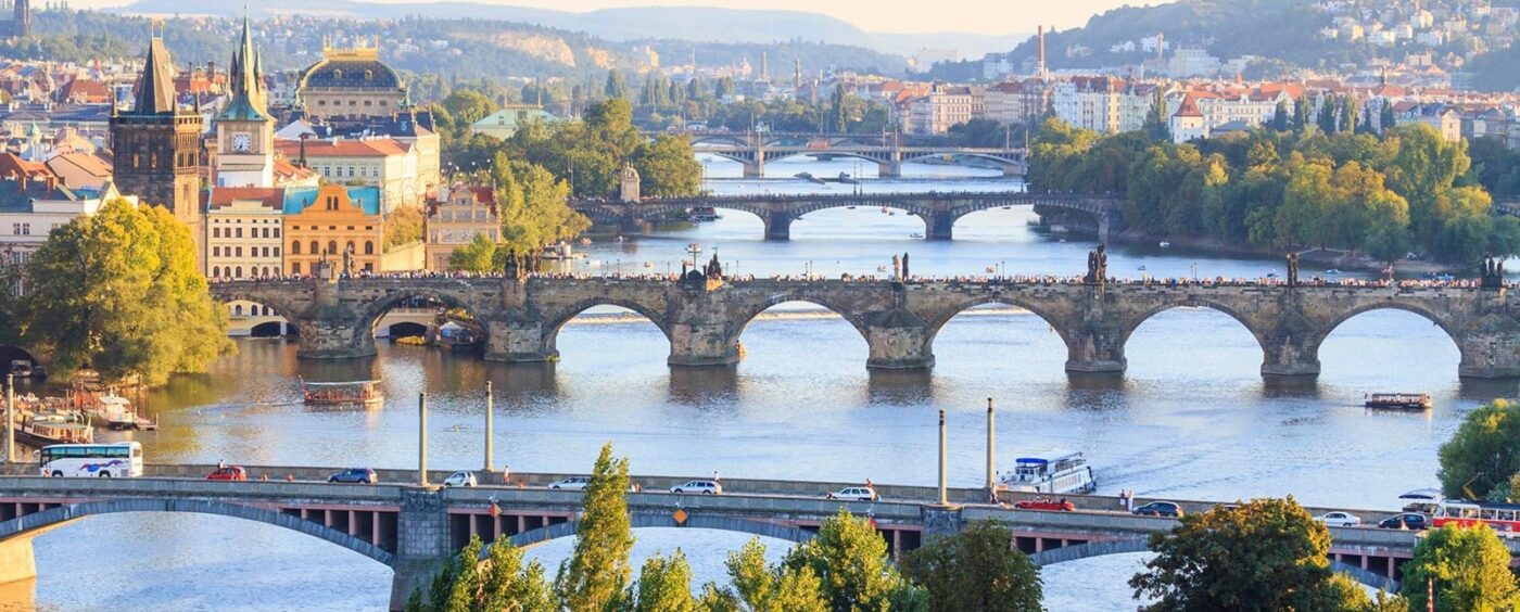 broer-i-prag Nogle af de smukke broer i Prag - blandt andet Karlsbroen.